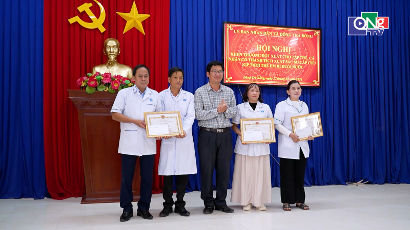 Khen thưởng nh&acirc;n vi&ecirc;n y tế cứu sống người bị đuối nước