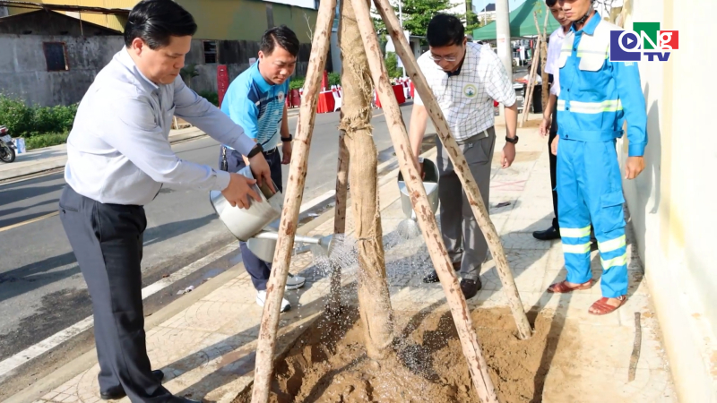 Ph&oacute; Chủ tịch UBND tỉnh Trần Phước Hiền dự lễ ph&aacute;t động Tết trồng c&acirc;y tại phường Nghĩa Lộ