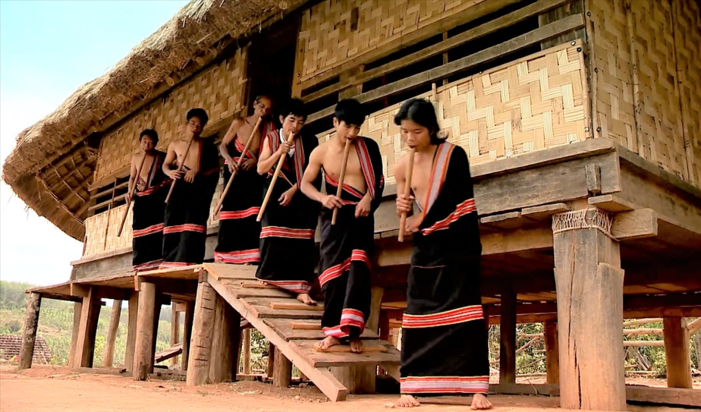 Khi biễu diễn sáo đinh tút, 6 người đàn ông đứng hàng dọc nối tiếp nhau. (Ảnh: Ngọc Chí