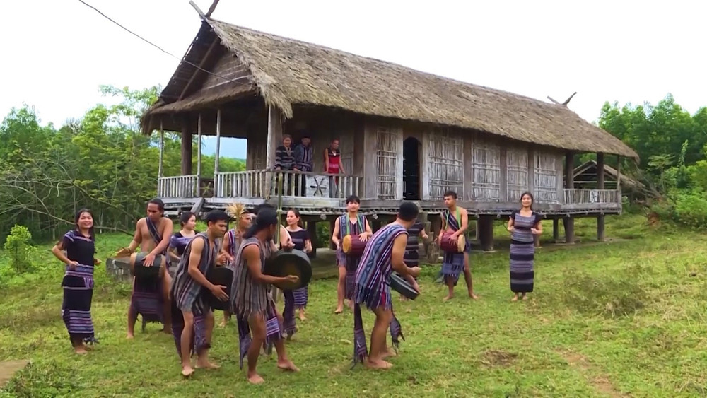 Làn điệu nhảy mừng ngày hội mới của người Hre (huyện Ba Tơ) một sản phẩm du lịch cộng đồng hấp dẫn du khách. Ảnh: Hải Âu/TTXVN