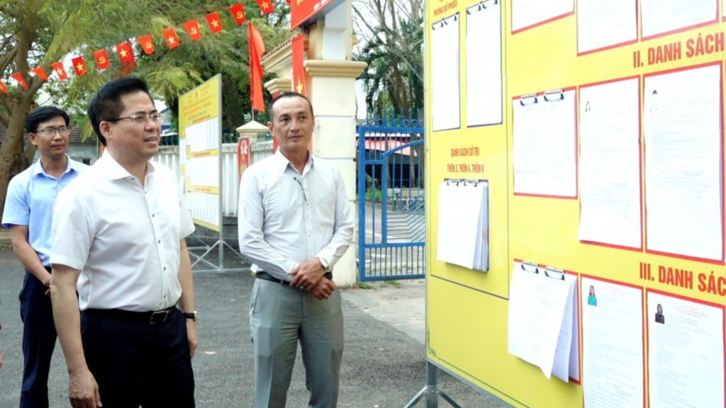 Ông Nguyễn Hoàng Giang, Chủ tịch UBND tỉnh Quảng Ngãi kiểm tra công tác chuẩn bị bầu cử