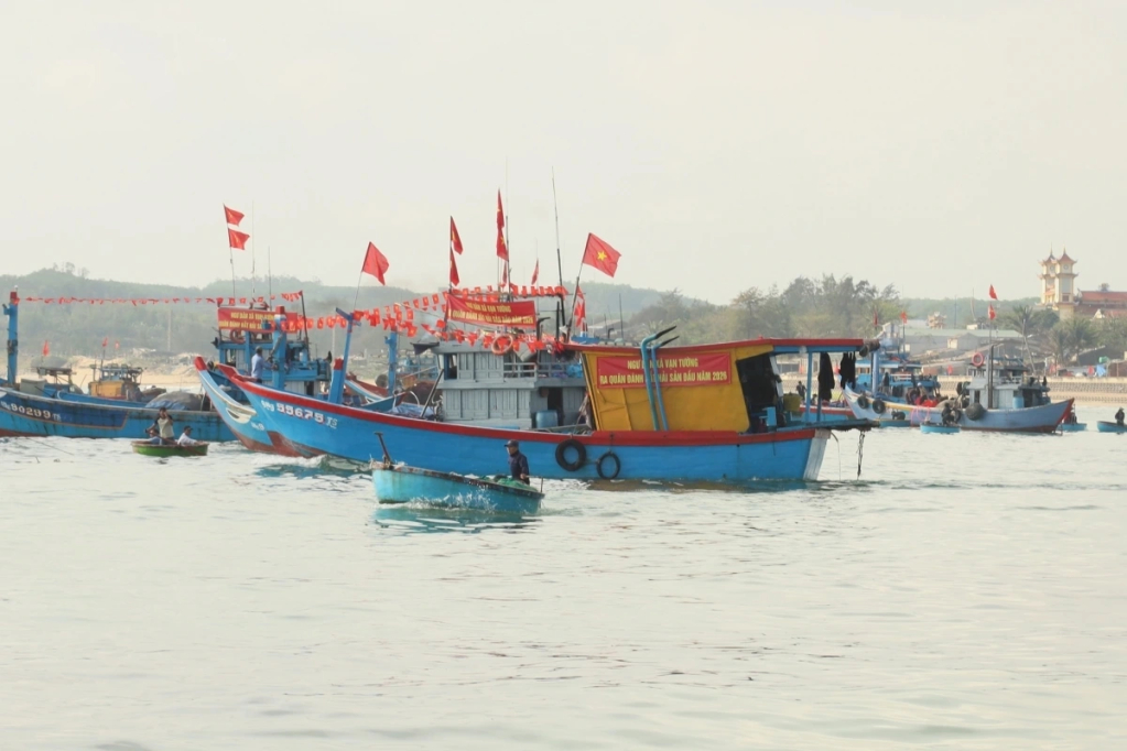 Ngư dân xã Vạn Tường, tỉnh Quảng Ngãi vươn khơi bám biển.