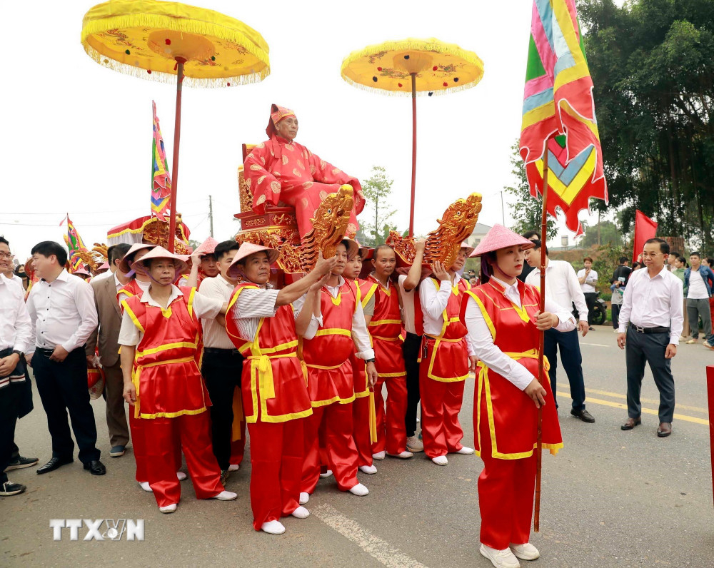 Nghi thức rước Ông Khiu, Bà Khiu. Ảnh: Hoàng Hùng/TTXVN