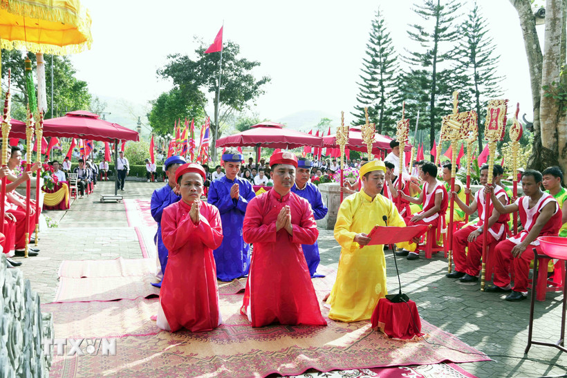 Thực hiện nghi thức tế giỗ tại nhà thờ Hải Thượng Lãn Ông Lê Hữu Trác (xã Sơn Giang). Ảnh: Hữu Quyết/TTXVN
