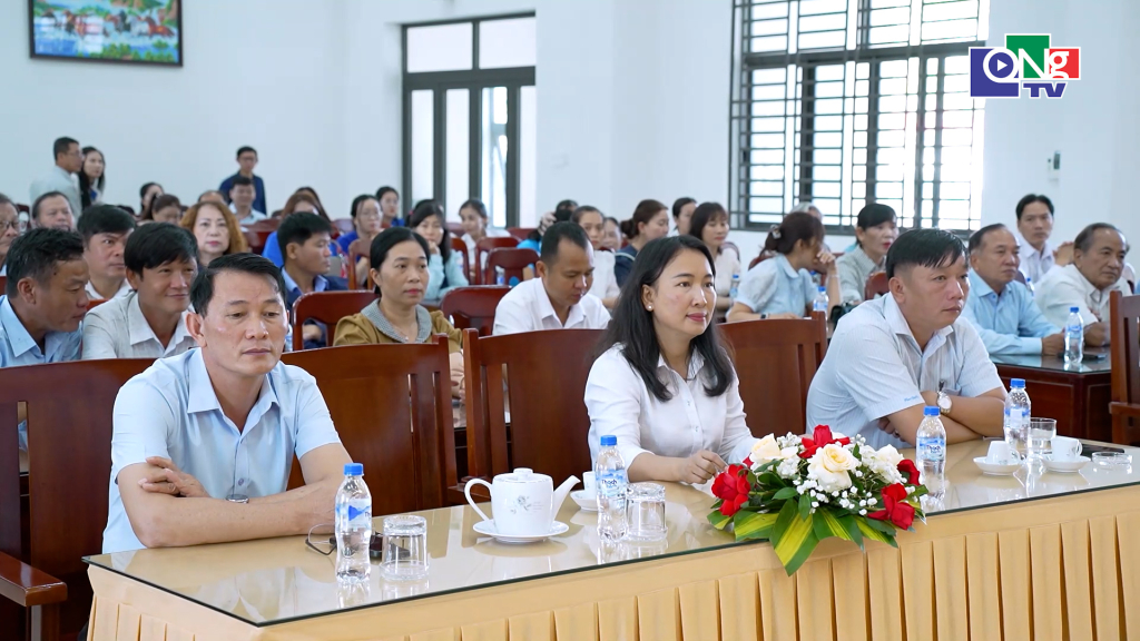 Cử tri dự hội nghị.