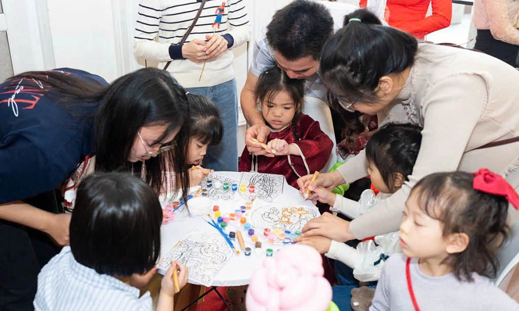 Trẻ tham gia hoạt động hưởng ứng Ngày Quốc tế bệnh hiếm tại chương trình. Ảnh: Thu Thủy