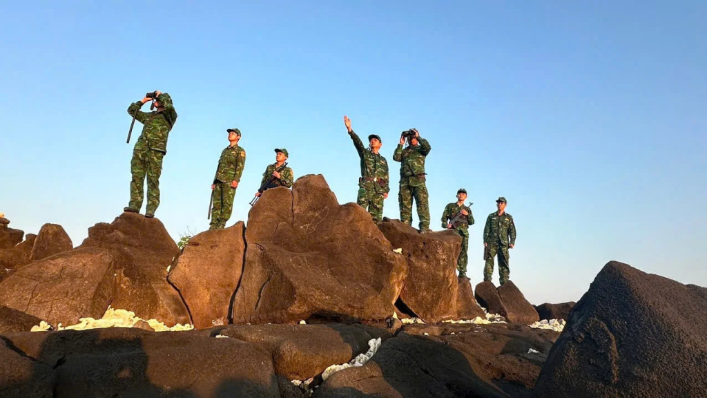 Cán bộ, chiến sĩ Đồn Biên phòng Lý Sơn tuần tra, kiểm soát, bảo vệ biên giới biển, đảo.