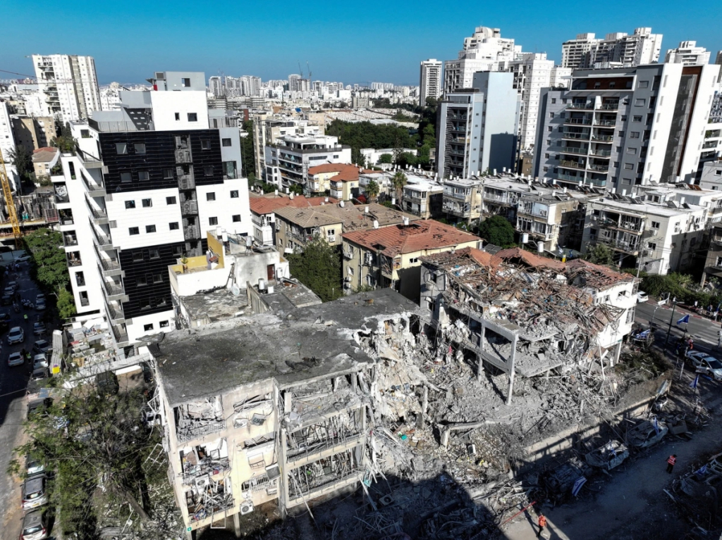 Các tòa nhà bị thiệt hại sau cuộc tấn công bằng tên lửa từ Iran vào Israel. Ảnh: Reuters