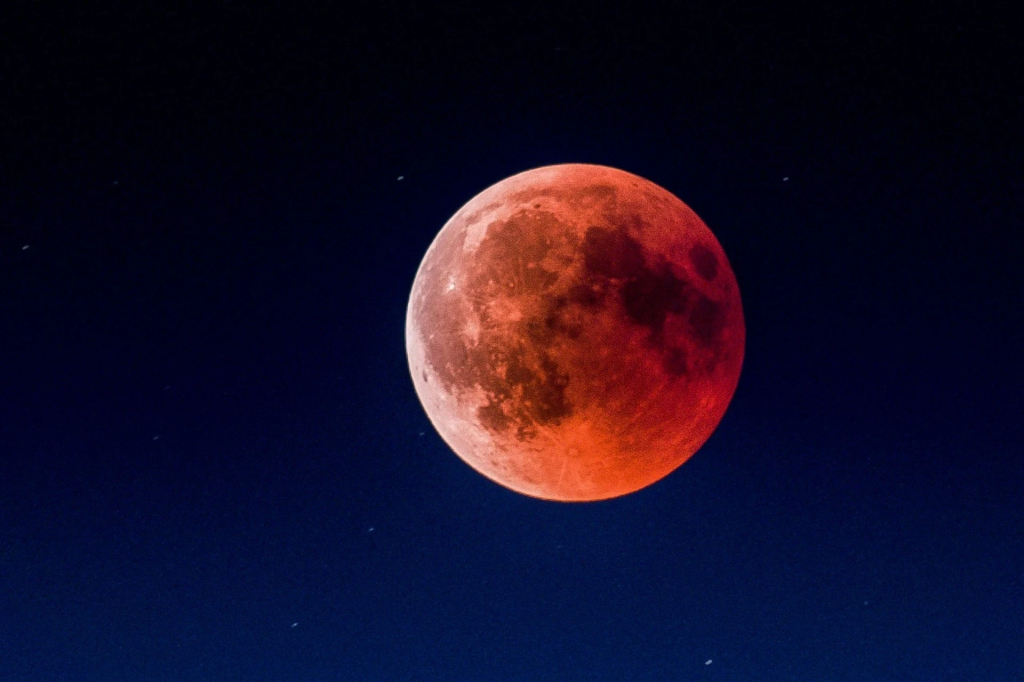 Mặt trăng sẽ có một màn “biến hình” cực kỳ ấn tượng: Thay vì sắc vàng thông thường, vệ tinh này sẽ nhuộm một màu đỏ đồng. Trong ảnh là hiện tượng nguyệt thực toàn phần, thường được gọi là “trăng máu” xuất hiện trên bầu trời Hà Nội rạng sáng 8/9/2025. 