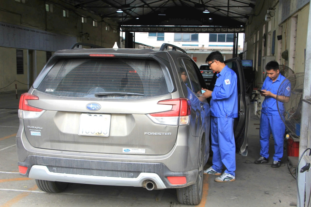 Các cơ sở đăng kiểm trên toàn quốc đã cấp 23.225 giấy chứng nhận bản điện tử cho người dân, doanh nghiệp. Ảnh: Yến Chi