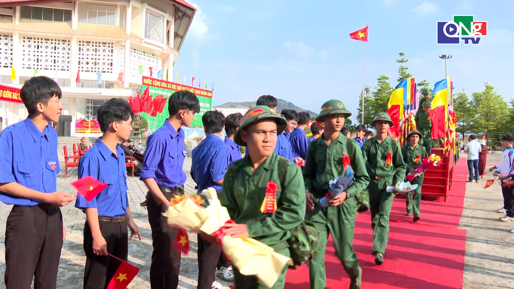 Thanh niên bước qua cầu vinh quang.