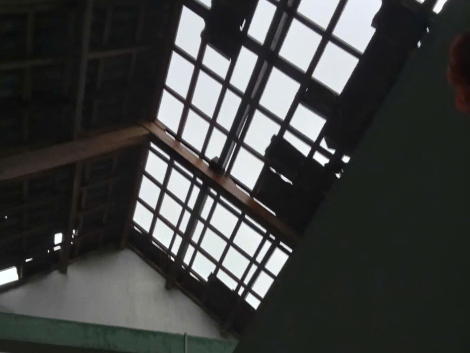 116 nhà dân ở xã Ba Vì bị tốc mái.