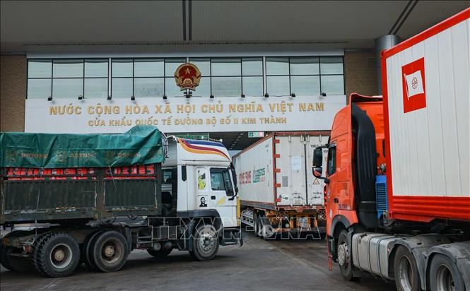 Xe chở hàng xuất khẩu làm thủ tục thông quan tại Cửa khẩu quốc tế đường bộ số II Kim Thành (Lào Cai). Ảnh: Hoàng Hiếu/TTXVN