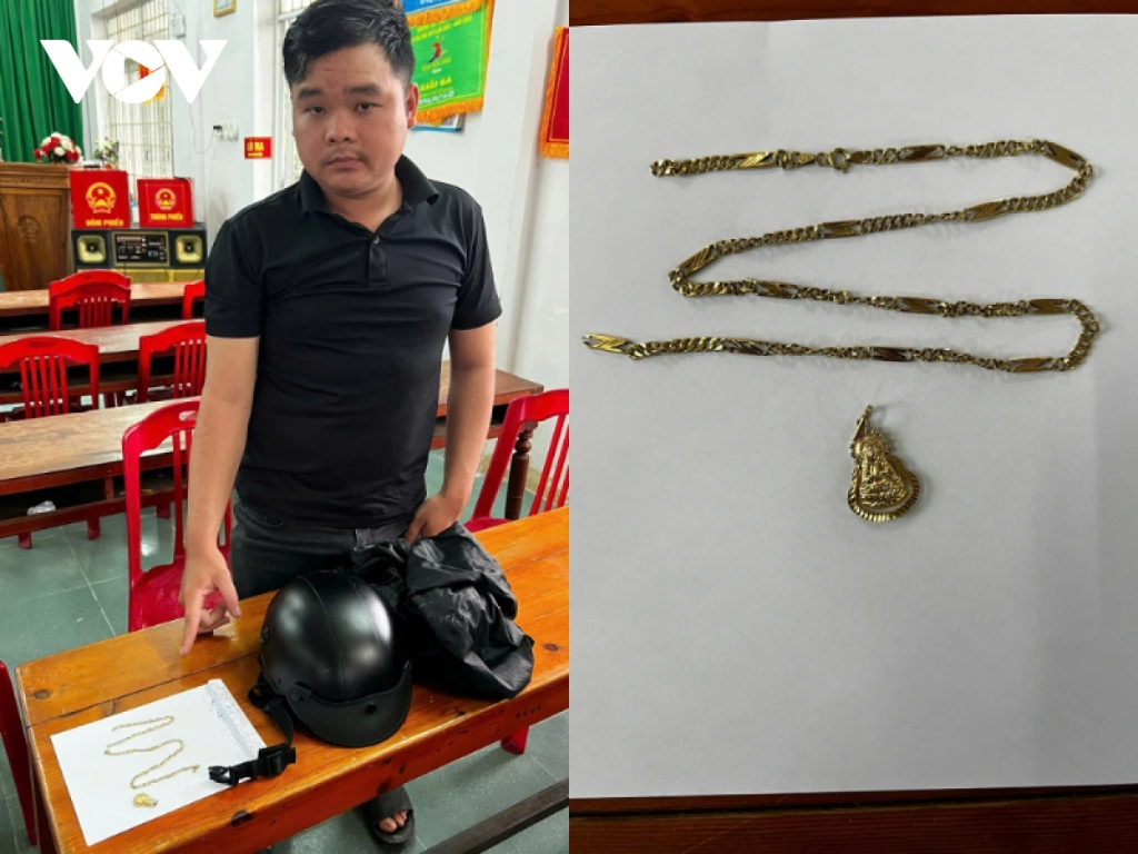 Nguyễn Văn Khởi cùng tang vật tại cơ quan Công an. ảnh: Công an tỉnh Quảng Ngãi cung cấp.