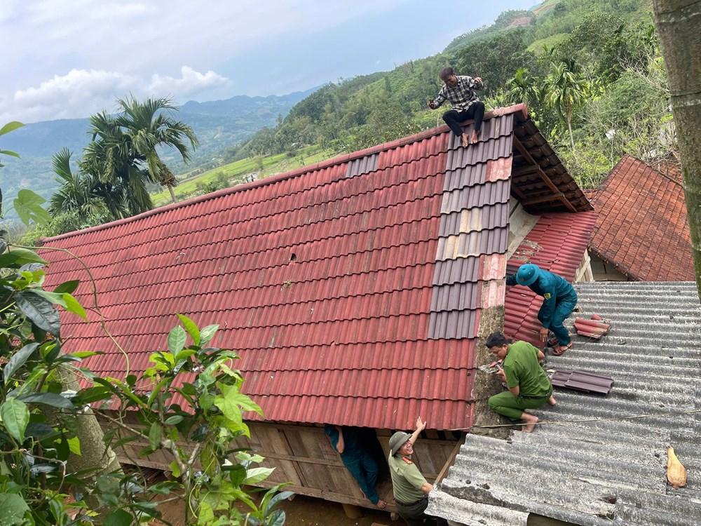 Các lực lượng giúp người dân vùng thiên tai sớm ổn định đời sống, sinh hoạt và khôi phục sản xuất.