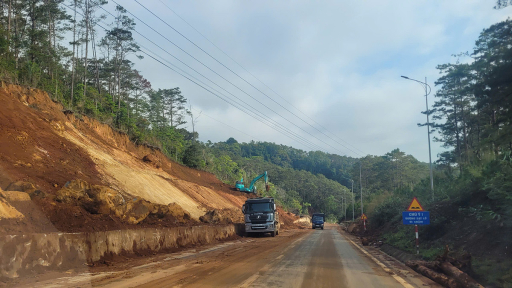 Múc dỡ đất các đoạn taluy dương có nguy cơ sạt lở trên Quốc lộ 24.