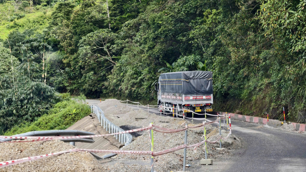 Tập kết vật liệu khắc phục đoạn hư hỏng nặng tại Km 76+900.