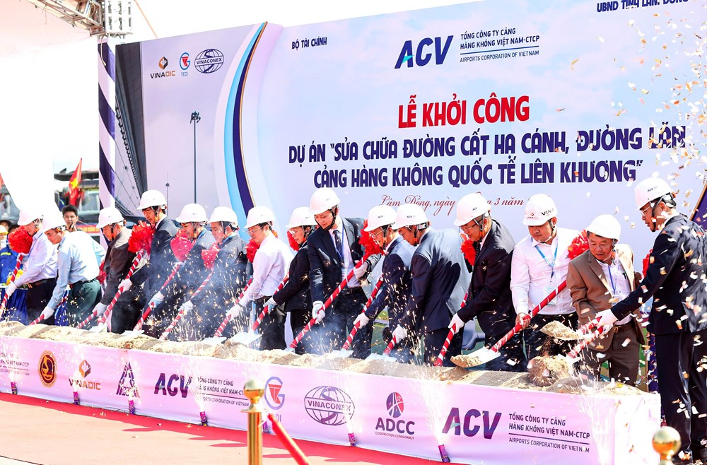 Các đại biểu thực hiện nghi thức động thổ dự án