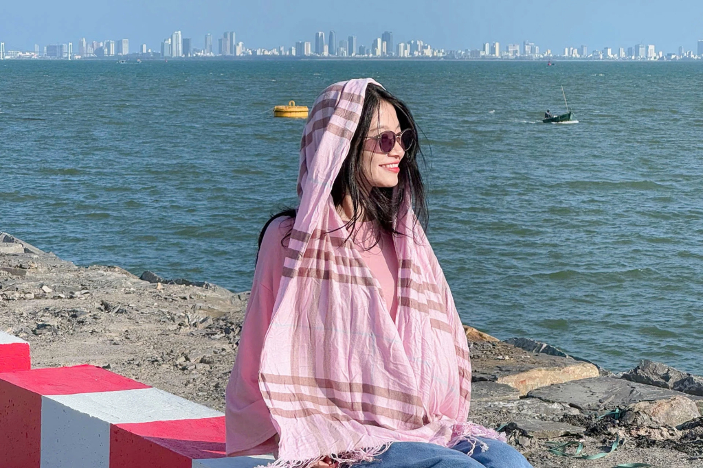 Từ cảng Liên Chiểu có thể nhìn về phía thành phố Đà Nẵng ở phía xa, tạo nên khung cảnh khá đặc sắc, hấp dẫn người dân và du khách. Ảnh: Thắm Tiêu.