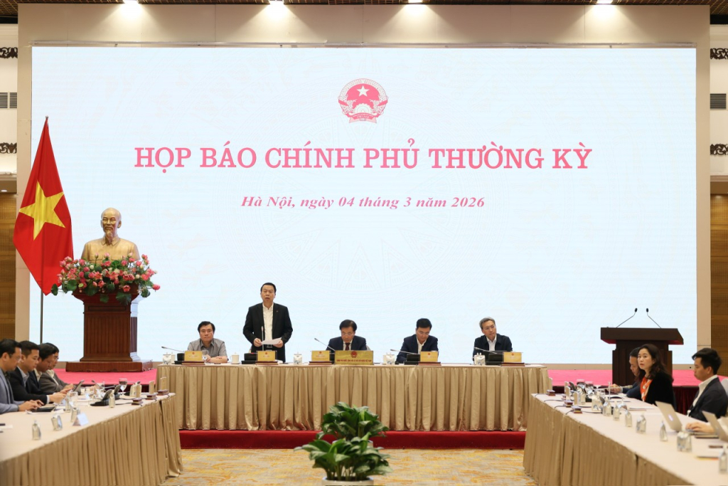 Thứ trưởng Bộ Tài chính Nguyễn Đức Chi phát biểu tại cuộc họp báo. Ảnh: Mạnh Tuấn