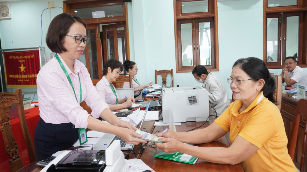 Phòng Giao dịch Ngân hàng Chính sách xã hội Sơn Tịnh giải ngân nguồn vốn ưu đãi cho người dân trên địa bàn.