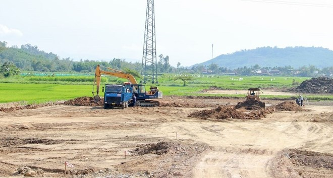 Tập trung thi công dự án đường Hoàng Sa - Dốc Sỏi. Ảnh: UBND tỉnh Quảng Ngãi