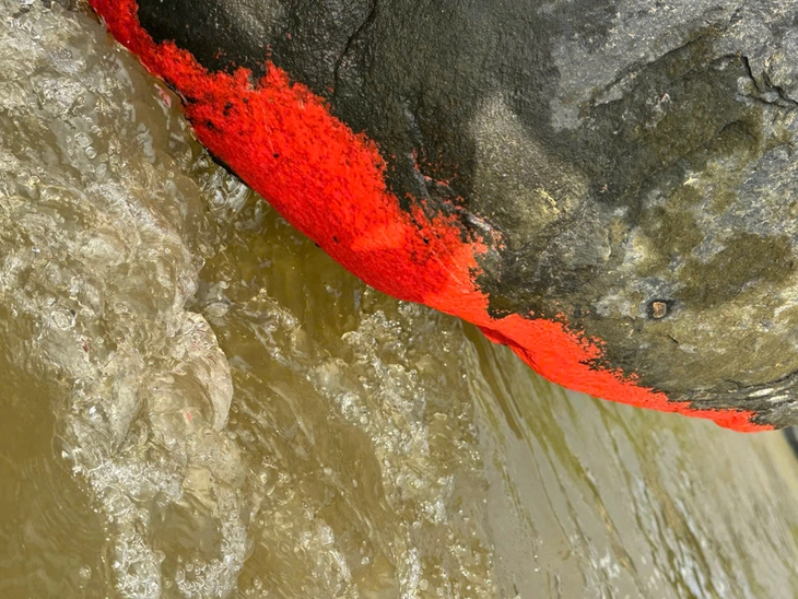 Phiến đá nổi màu đỏ rực - Ảnh người dân chụp ngày 27/2