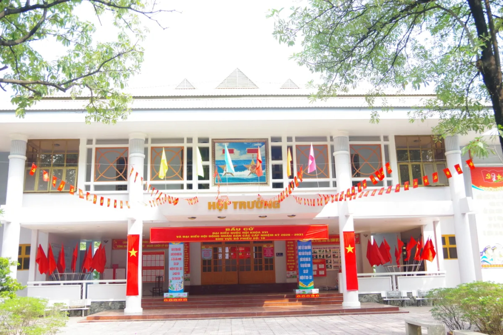 Quang cảnh khuôn viên hội trường Lữ đoàn, nơi được chọn là địa điểm bỏ phiếu số 19.