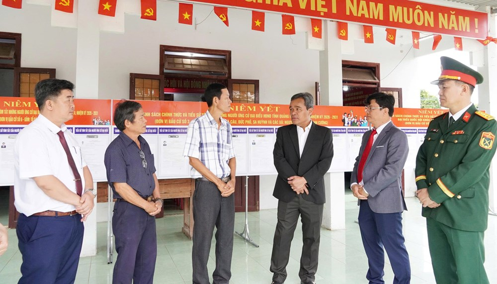 Ủy viên Trung ương Đảng, Bí thư Tỉnh ủy Quảng Ngãi Hồ Văn Niên kiểm tra công tác bầu cử đại biểu Quốc hội khóa XVI và đại biểu HĐND các cấp nhiệm kì 2026 - 2031 trên địa bàn phường Đức Phổ.