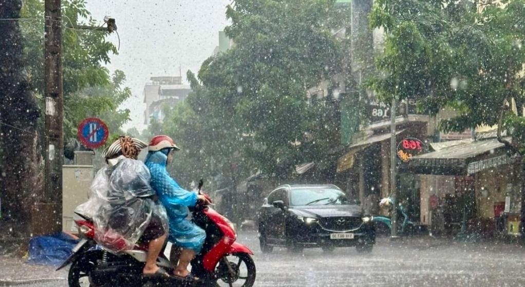 Cảnh báo mưa dông trái mùa ở Trung Bộ.