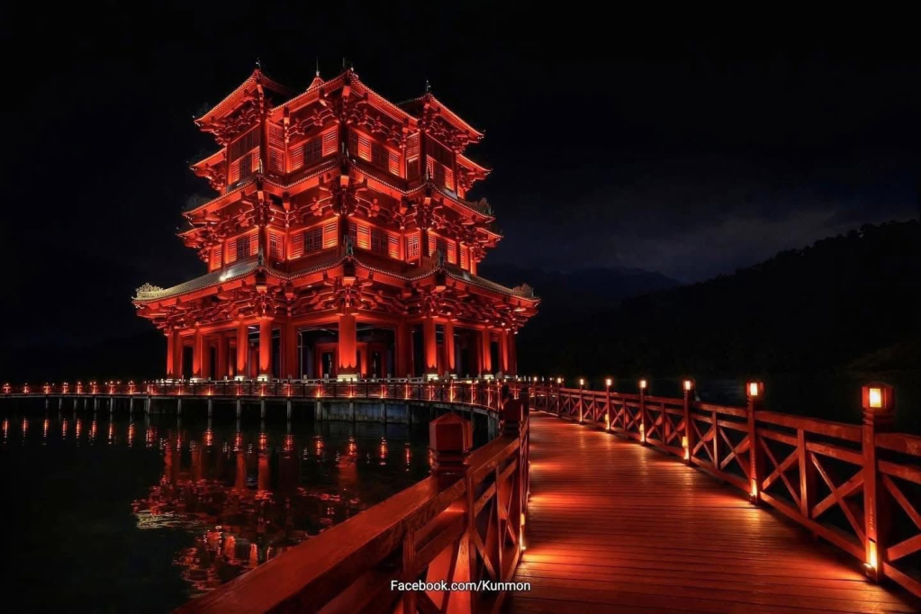 Tòa tháp trở nên lung linh về đêm. Ảnh: KunMon