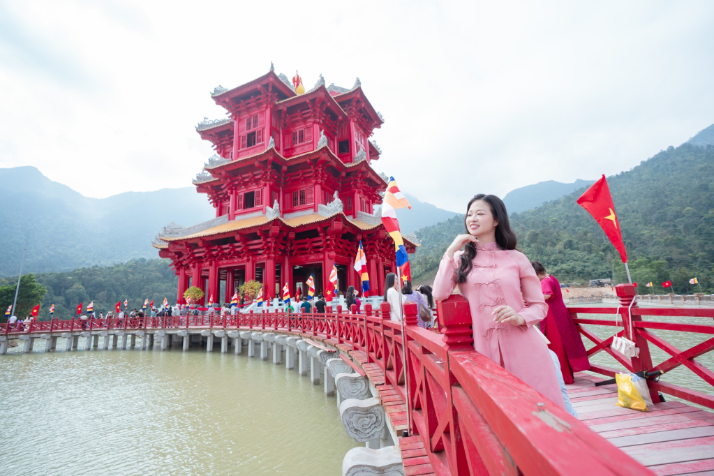 Các ngày cuối tuần, khu vực tòa tháp đều đông đúc du khách. Ảnh: Go To Bac Ninh