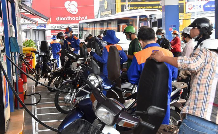 Tổ công tác được yêu cầu tháo gỡ khó khăn, vướng mắc liên quan nhằm bảo đảm cung ứng đầy đủ xăng dầu cho hoạt động sản xuất kinh doanh và tiêu dùng của người dân.