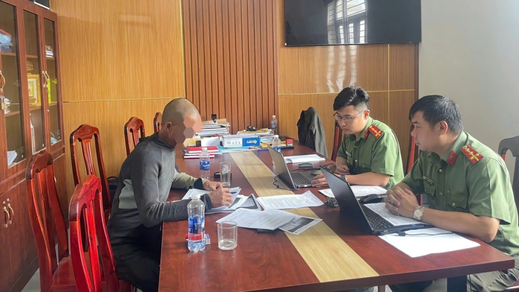 Cơ quan Công an làm việc với ông N.Đ.T về hành vi đăng tải thông tin sai sự thật liên quan đến bầu cử trên mạng xã hội. (Ảnh: Công an cung cấp)