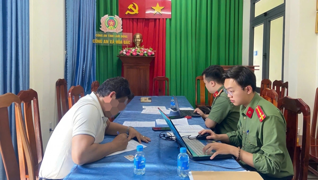 Công an xã Hòa Bắc làm việc với ông N.L về hành vi đăng tải nội dung sai sự thật, xúc phạm ứng cử viên đại biểu Quốc hội trên Facebook. Ảnh: Công an cung cấp
