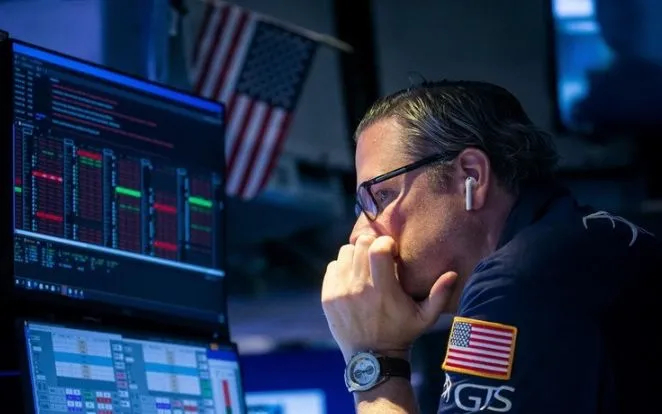 Giao dịch viên trên sàn chứng khoán New York (Mỹ). Ảnh: THX/TTXVN