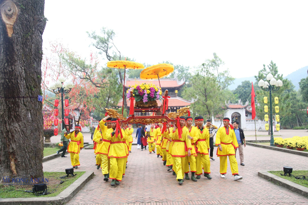 Đoàn rước bình thủy từ chùa Côn Sơn hướng ra hồ Côn Sơn. Ảnh: Thanh Tín.