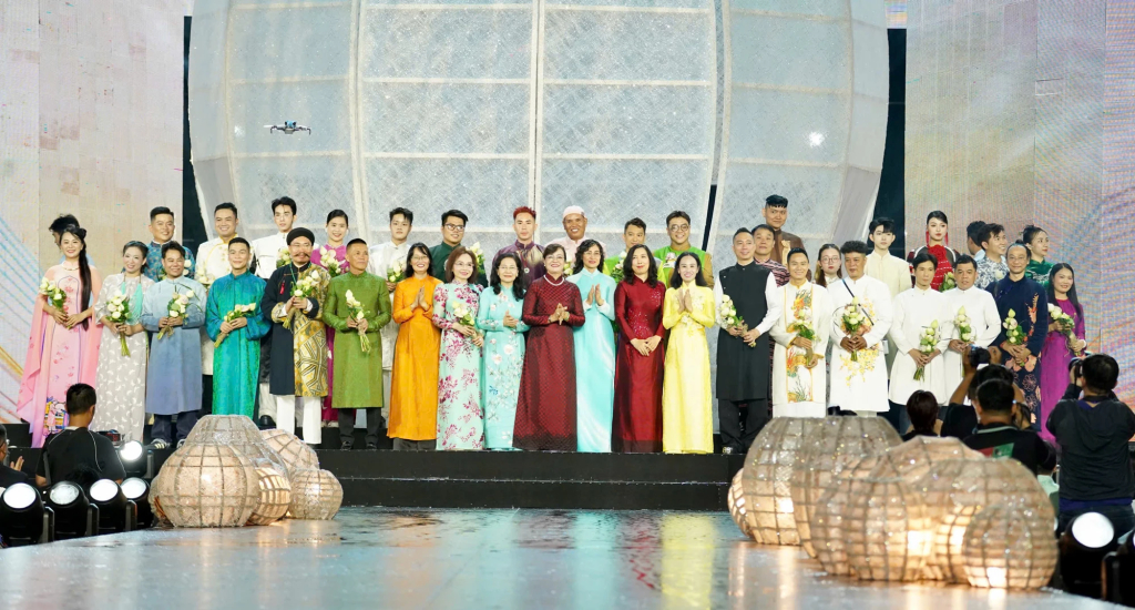 Lãnh đạo, nguyên lãnh đạo Đảng, Nhà nước, TP.HCM trao hoa đến các Nhà thiết kế Lễ hội Áo dài 2026. Ảnh: Thuận Văn