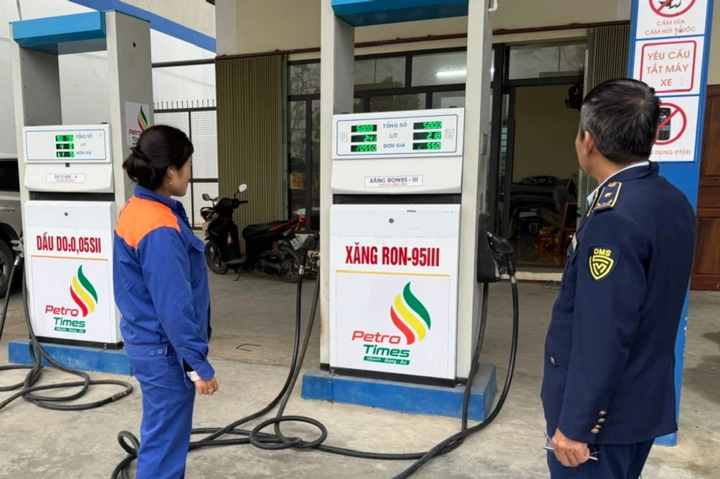 Lực lượng quản lý thị trường tỉnh Ninh Bình kiểm tra cửa hàng xăng dầu. Ảnh: Dms