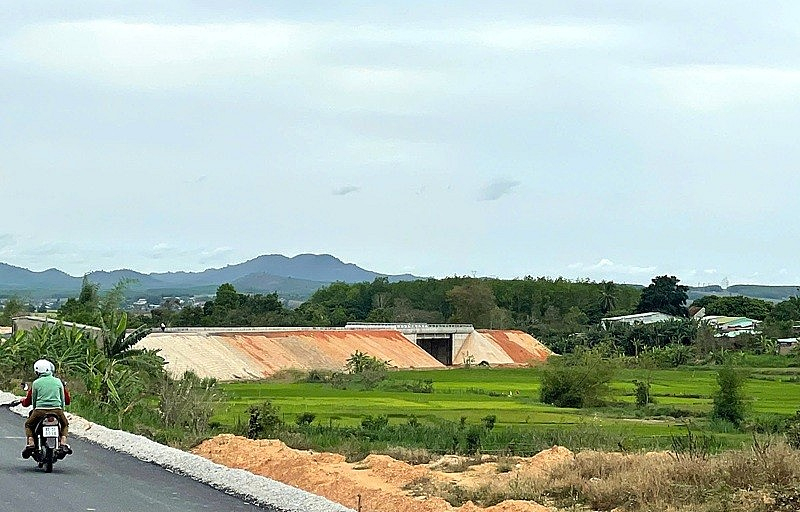 Nhiều dự án ở khu vực phía Tây tỉnh Quảng Ngãi gặp vướng mắc trong công tác giải phóng mặt bằng, làm ảnh hưởng đến tiến độ giải ngân vốn đầu tư công.