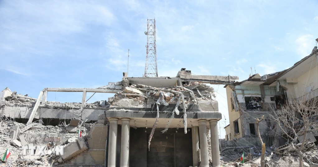 Những tòa nhà bị phá hủy sau các cuộc tập kích tại Tehran, Iran ngày 4/3/2026. Ảnh: THX/TTXVN