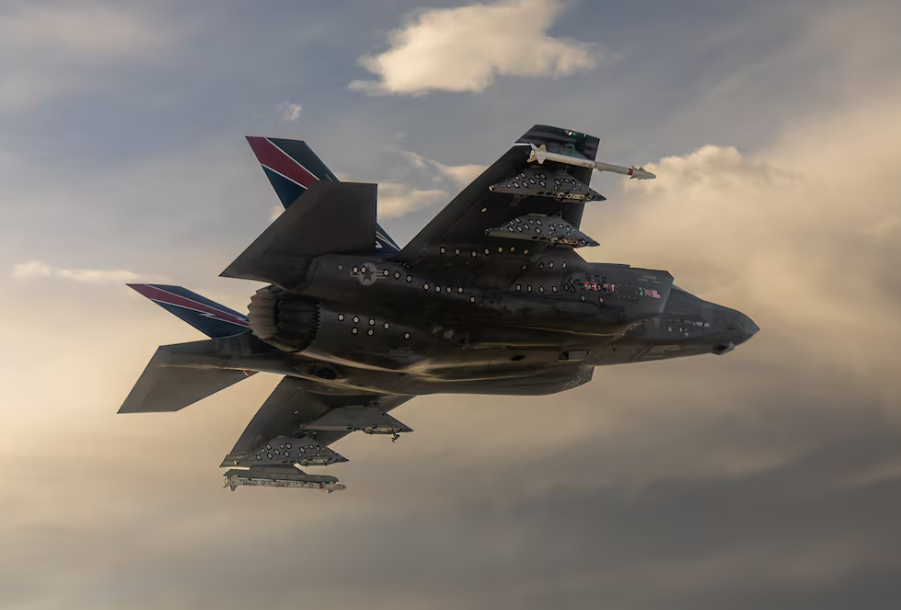 Máy bay F-35A AF-01 trong một nhiệm vụ nghiên cứu khoa học trên không phận sa mạc Mojave. Ảnh: Lockheed Martin Corporation/DVIDS