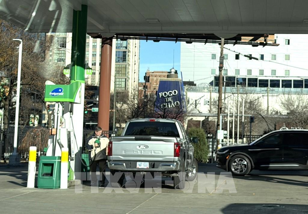 Người dân đổ nhiên liệu cho xe ô tô tại một trạm xăng ở thành phố Chicago (Mỹ). Ảnh: Ngọc Quang, PV TTXVN tại Mỹ