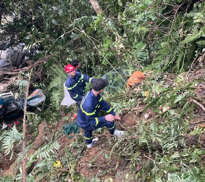 Các chiến sĩ PCCC và CNCH tiếp cận hiện trường vụ tai nạn. Ảnh: PCCC và CNCH