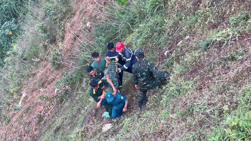 Lực lượng chức năng đưa nạn nhân trong vụ tai nạn từ dưới vực lên.