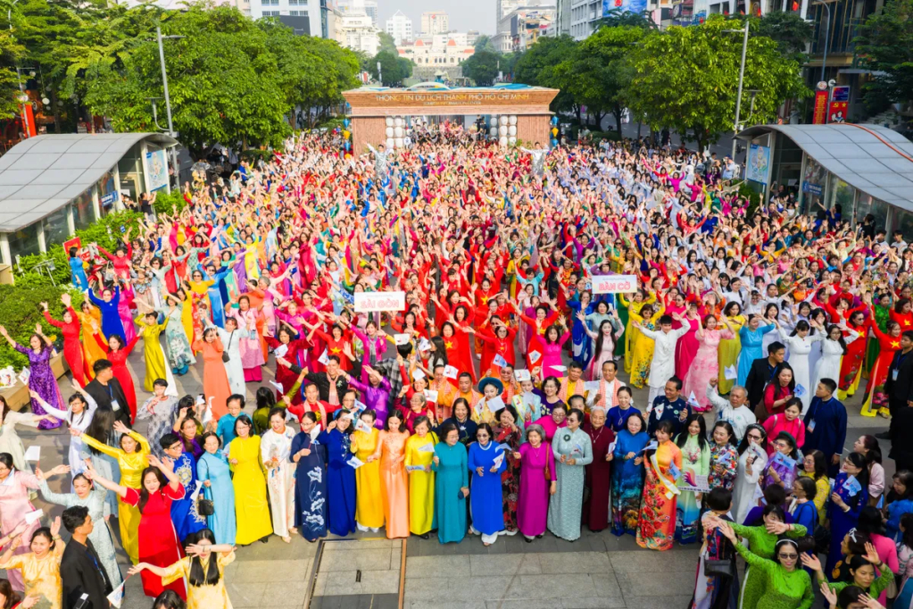 Khoảng 3.000 người đã tham gia đồng diễn áo dài tại đường đi bộ Nguyễn Huệ.