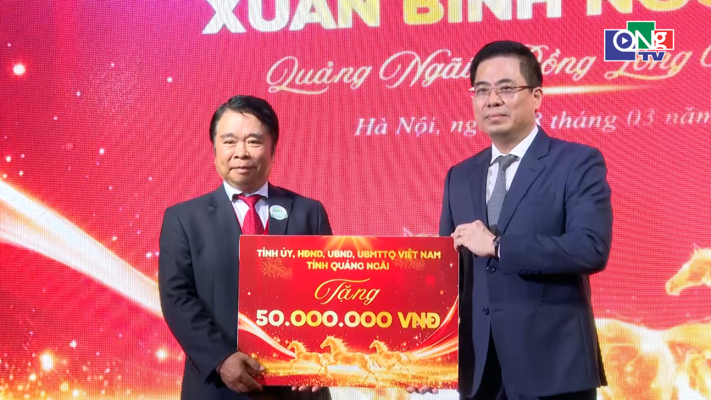 Thay mặt lãnh đạo tỉnh, Ủy viên Trung ương Đảng, Phó Bí thư Tỉnh ủy, Chủ tịch UBND tỉnh Nguyễn Hoàng Giang tặng 50 triệu đồng cho Hội đồng hương Quảng Ngãi tại TP.Hà Nội.