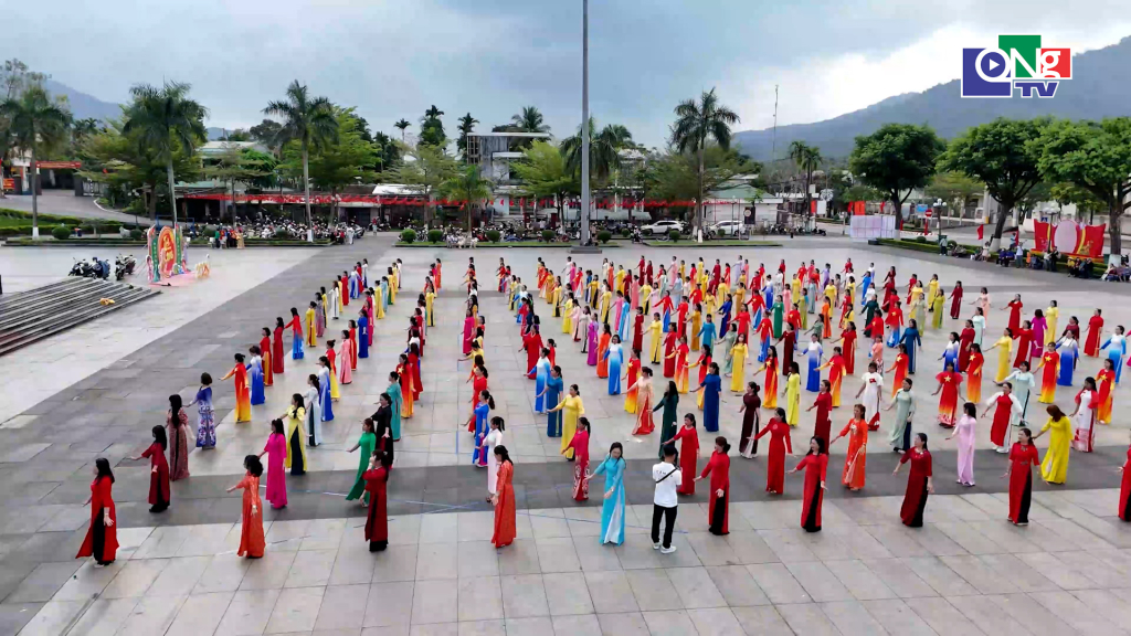 Gần 300 hội viên phụ nữ xã Trà Bồng đồng diễn dân vũ chào mừng ngày 8/3.