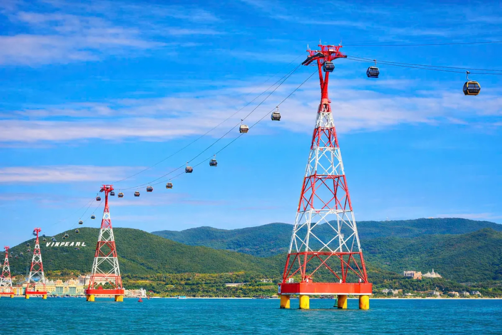 Cáp treo Vinpearl giúp du khách có những góc nhìn tuyệt đẹp về vịnh Nha Trang từ trên cao.