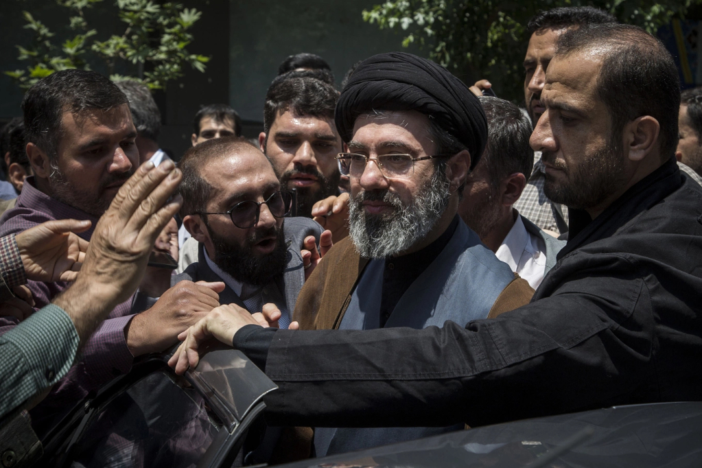 Ông Mojtaba Khamenei (đội khăn đen) tại một sự kiện ở Tehran hồi năm 2019. Ảnh: Reuters